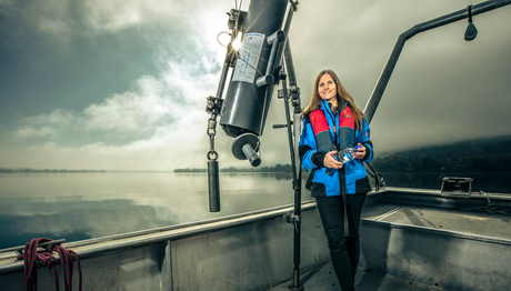 Forscherin Elisabeth Janssen bei der Probenahme auf dem Greifensee (Foto: ETH-Rat, Daniel Kellenberger). Forscherin Elisabeth Janssen bei der Probenahme auf dem Greifensee (Foto: ETH-Rat, Daniel Kellenberger).