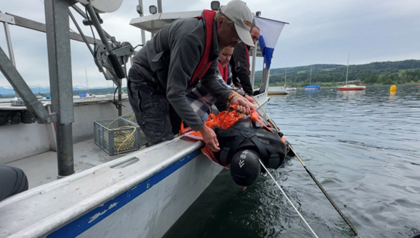 Sichere Rettung eines bewusstlosen Tauchers via Rettungsnetz.