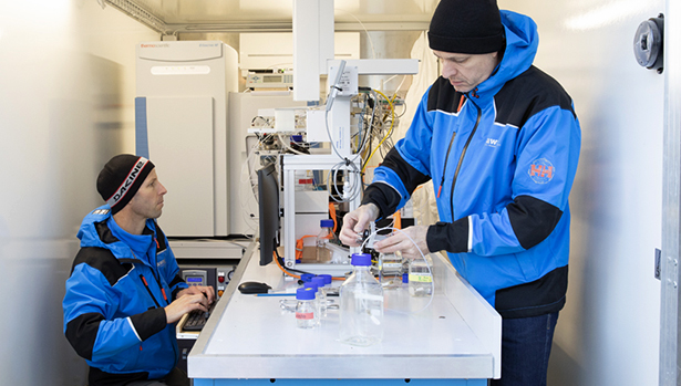 Christoph Ort (a sinistra) e Heinz Singer nel rimorchio dell’MS2field, uno spettrometro di massa automatizzato e mobile, il quale misura costantemente la qualità dell’acqua (Foto: Eawag, Aldo Todaro).