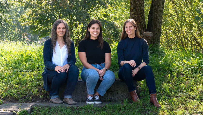 They investigated how toxins from blue-green algae affect fish: Eawag research group leaders Colette vom Berg (left) and Elisabeth Janssen (right) and Mariana de Almeida Torres (center), a fellow of the Eawag Partnership Programme (Photo: Eawag, Peter Penicka).