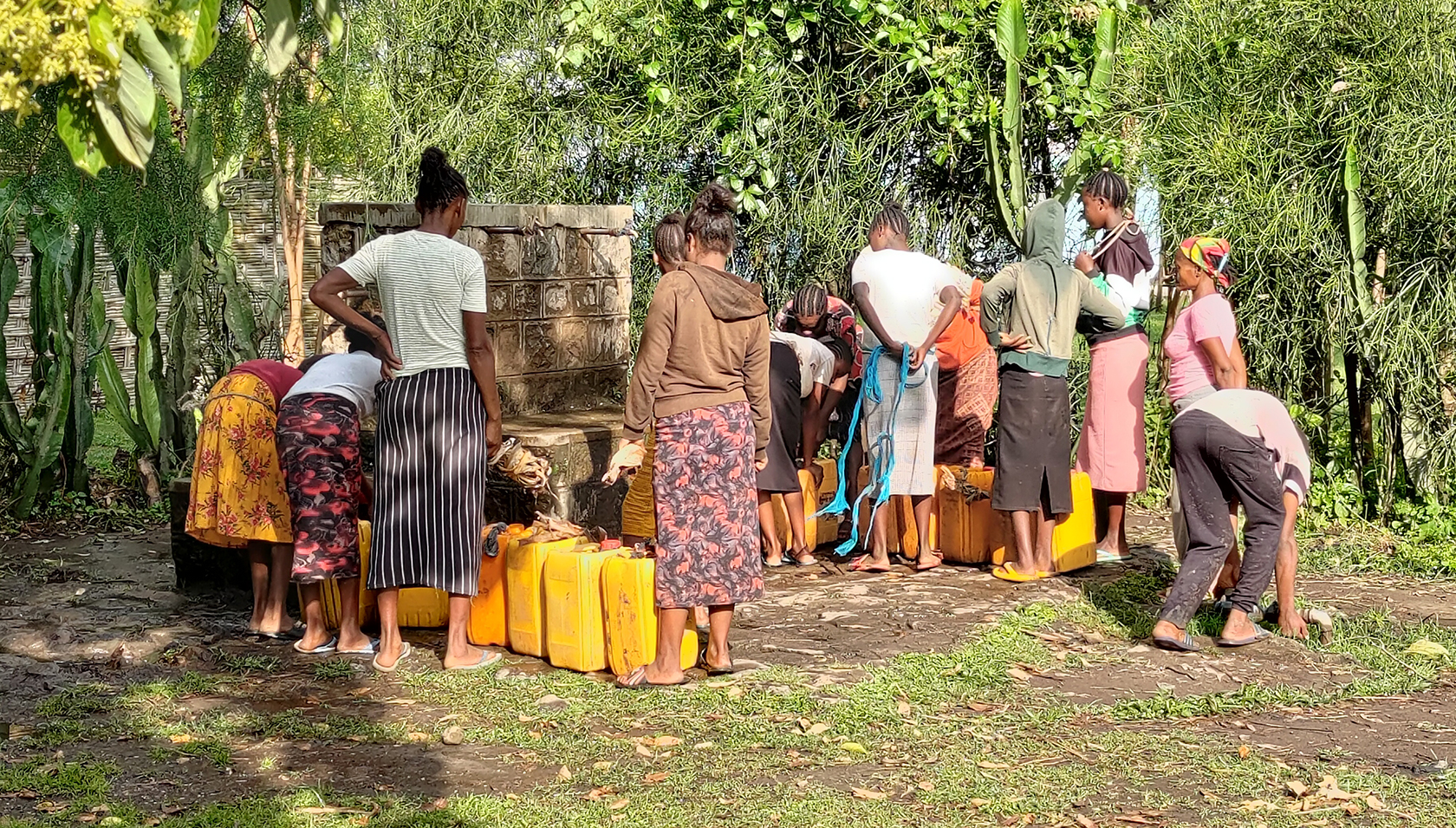 Menschen in Dulecha Tibirako, Äthiopien, die Wasser für zu Hause sammeln (Foto: Anna Wettlauffer).