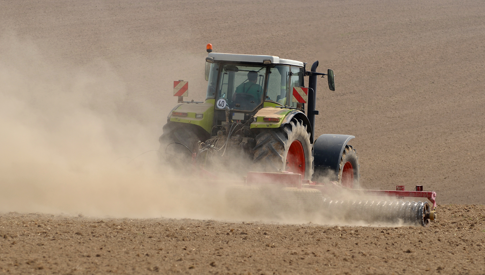 In einigen Nachbarländern der Schweiz dürfen seit 2023 Landwirtschaftsflächen mit gereinigtem, kommunalem Abwasser bewässert werden (Foto: Adobe Stock).