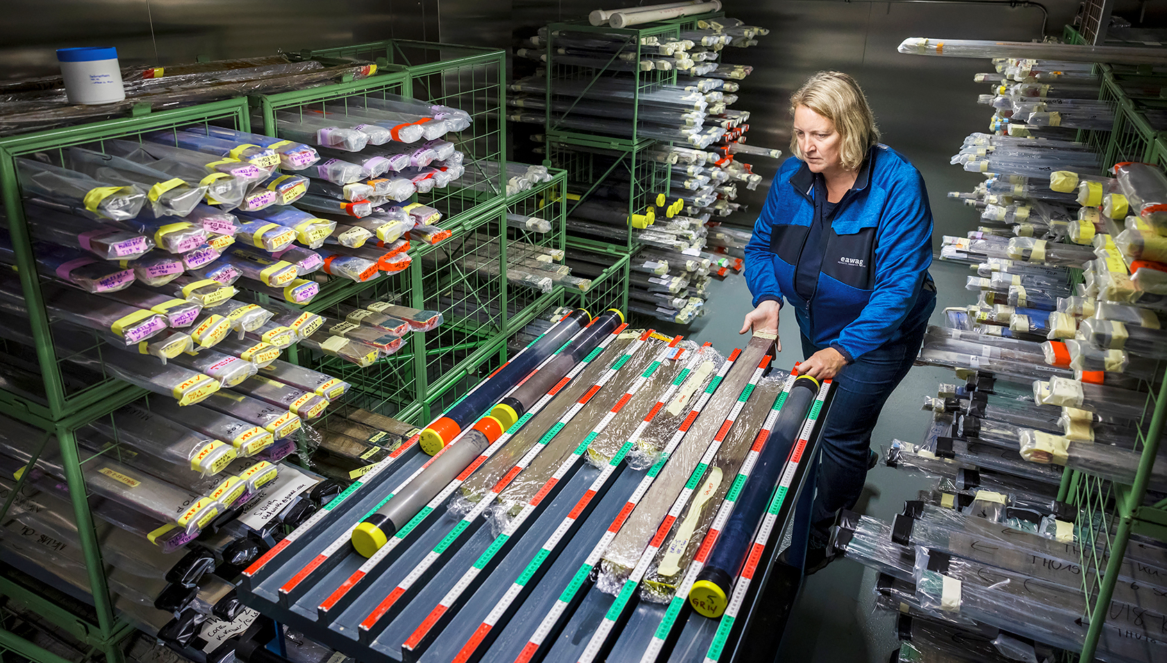 Nathalie Dubois holt Seesedimentkerne für weitere Analysen aus dem gekühlten Lager (Foto: Alessandro della Bella) .