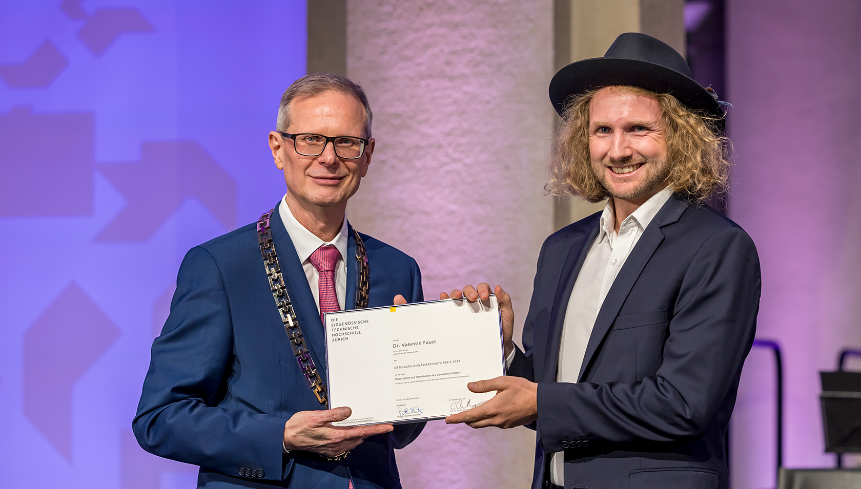 ETH-Rektor Günther Dissertori überreicht Valentin Faust den Otto-Jaag-Gewässerschutzpreis 2024 (Foto: ETH, Alessandro Della Bella).