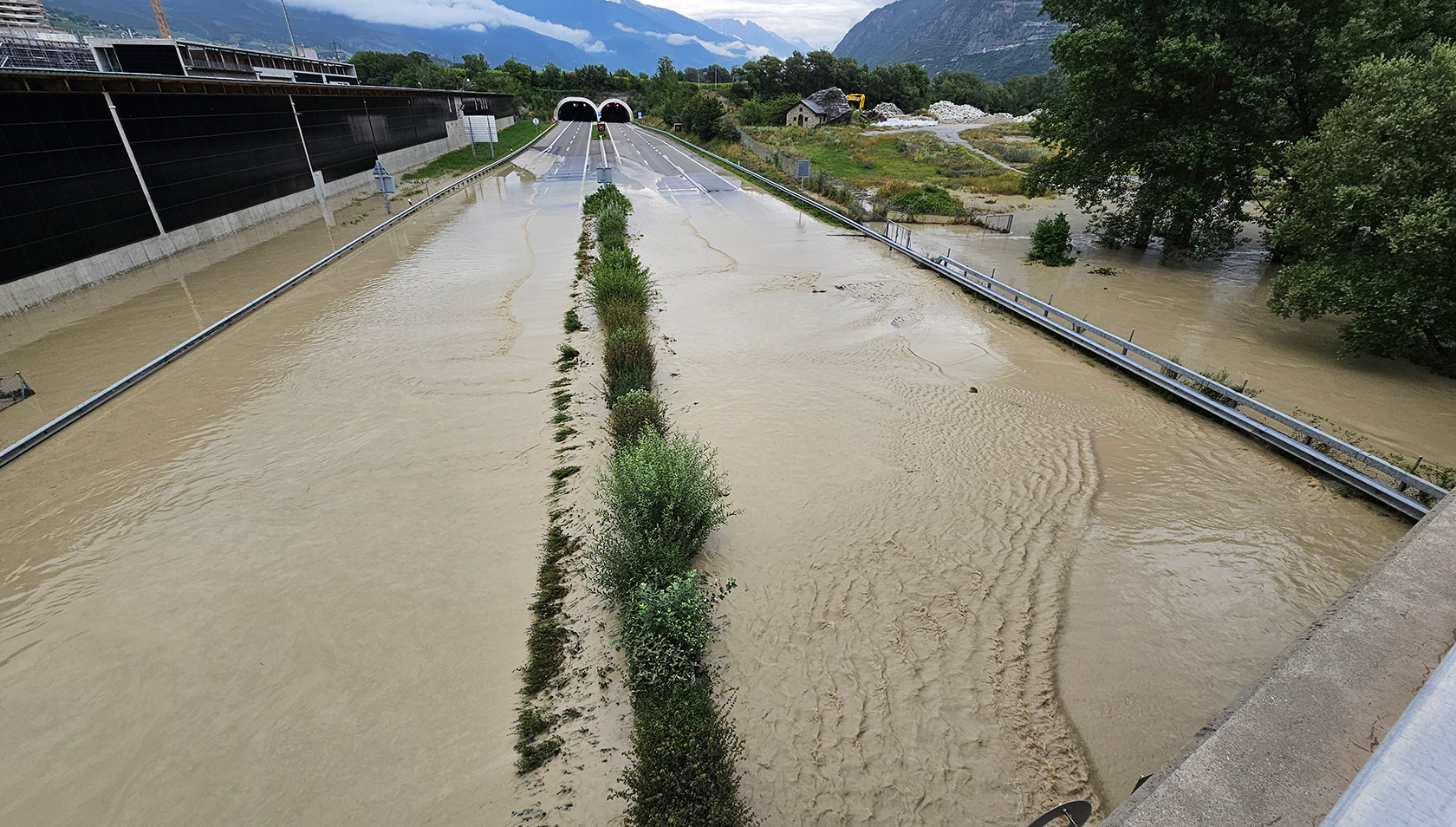 Hochwasser der Rhone bei Siders im Juni 2024 (Foto: Kanton Wallis). Hochwasser der Rhone bei Siders im Juni 2024 (Foto: Kanton Wallis).