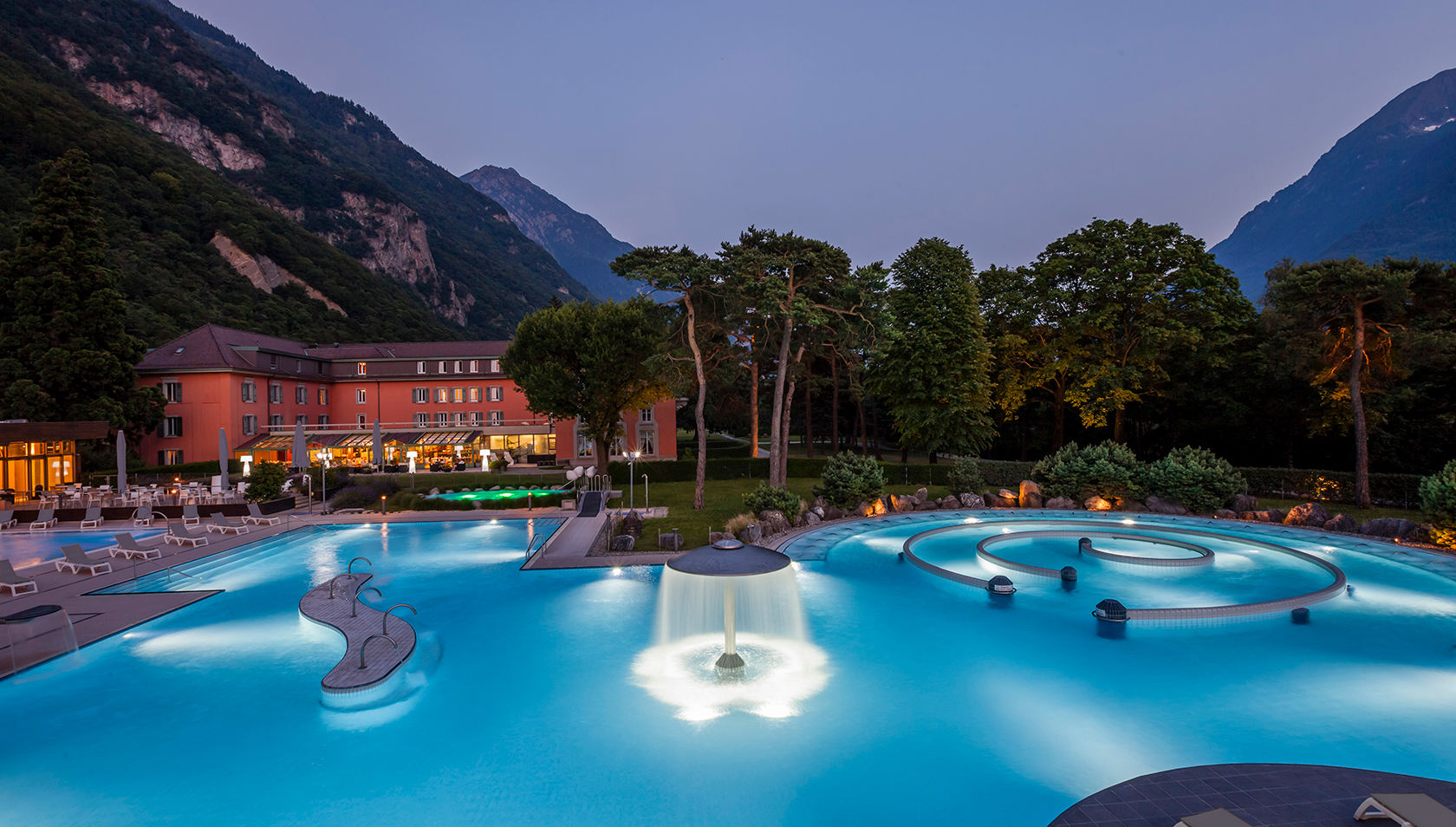Das Thermalbad von Lavey-les-Bains nutzt natürlich warmes Grundwasser (Foto: Alain Baschenis). Das Thermalbad von Lavey-les-Bains nutzt natürlich warmes Grundwasser (Foto: Alain Baschenis).