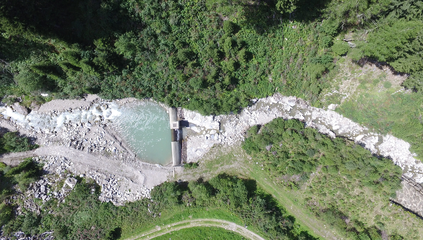 Alpine hydroelectric power plant on the Blinne river in the canton of Valais: when streamflow is are low, temperatures fluctuate quickly, which can be a problem for cold-adapted species. (Image: Jonathan Molina)