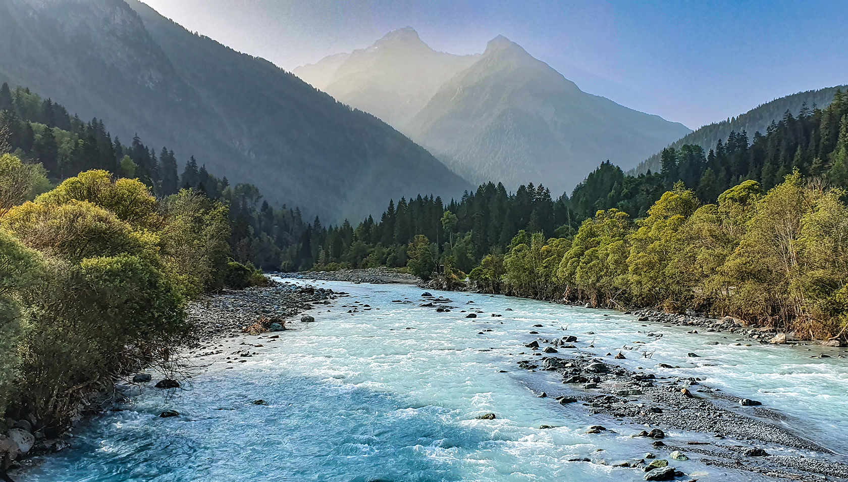 Die neuen Erkenntnisse zur zukünftigen Erwärmung der Fliessgewässer helfen dabei, Anpassungsmassnahmen gezielter zu planen (Foto: Adobe Stock). Die neuen Erkenntnisse zur zukünftigen Erwärmung der Fliessgewässer helfen dabei, Anpassungsmassnahmen gezielter zu planen (Foto: Adobe Stock).