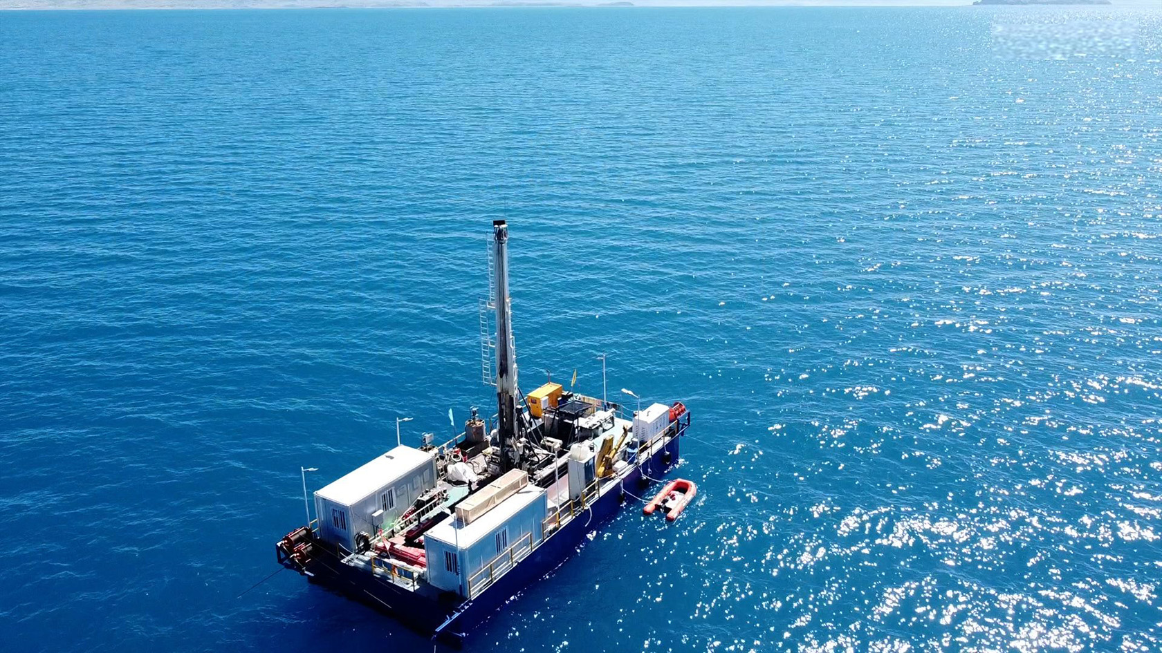 Die ICDP-Bohrplattform auf dem Nam Co Lake auf 4718 m.ü.M. (Foto: ICDP) Die ICDP-Bohrplattform auf dem Nam Co Lake auf 4718 m.ü.M. (Foto: ICDP)