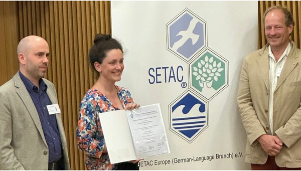 Sarah Könemann erhält den SETAC GLB Preis für die beste Dissertation (Foto: Colette vom Berg)