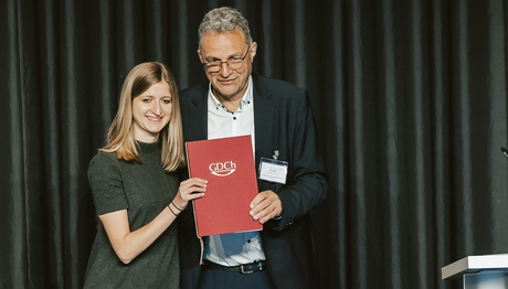 Joanna Houska lors de la remise du prix avec le Prof. Thomas Ternes au congrès annuel de la Wasserchemische Gesellschaft à Limburg (D) (Photo: Nina Hermes, BfG).