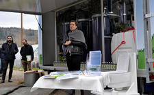 Silvia Steidle (PRR)  directrice des finances de la Ville de Bienne à l’information pour les médias sur l’UrineExpress à côté du premier terrain de tennis sur gazon ouvert au public en Suisse. (Photo : Vuna)