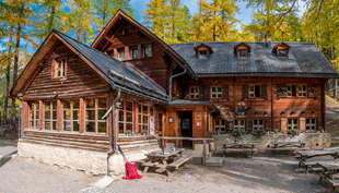 The alternative method of assessing the cleaning performance of small wastewater treatment plants for mountain huts using potassium as a tracer is currently being validated by measurements at Chamanna Cluozza and other mountain huts (Photo: Adobe Stock).