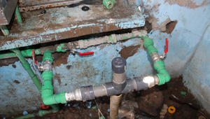Passive, lokal hergestellte Chlorierungsanlage, die in einem Wasserkiosk in Kenia installiert wurde (Foto: Lisa Appavou). 