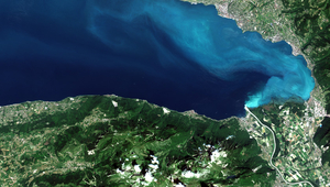 La surface des eaux de différents lacs suisses se colore périodiquement en bleu turquoise. Cette coloration est due à des précipitations de calcite. (Photo : Sentinel-2 data provided by ESA 2017) 