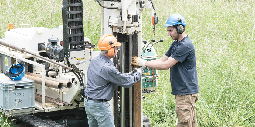 As part of the 2024 PEAK course ‘Field measurement and exploration techniques for groundwater’, course instructor Mario Schirmer and technician Reto Britt (both Eawag) demonstrate direct-push groundwater sampling (Picture: Eawag, Peter Penicka).