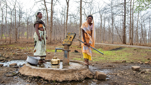 Eine Frau in Indien pumpt Wasser aus einem Brunnen. Vielerorts ist die Gefahr hoch, dass das Grundwasser mit Fluorid belastet ist. (Bild: Dipak Shelare / Shutterstock.com)
