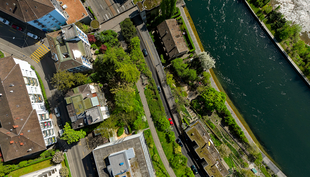 Blaue-grüne Räume wie das Gebiet entlang der Limmat in der Nähe des Zürcher Stadtzentrums kühlen die Umgebung und tragen dazu bei, die Auswirkungen der globalen Erwärmung zu mildern (istock, Michael Derrer Fuchs).