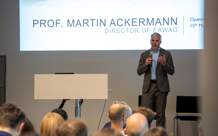 Le directeur de l'Eawag Martin Ackermann accueille les invités du monde entier à l'Emergency Environmental Health Forum sur le campus de Dübendorf (Photo : Eawag, Laura Baquedano).
