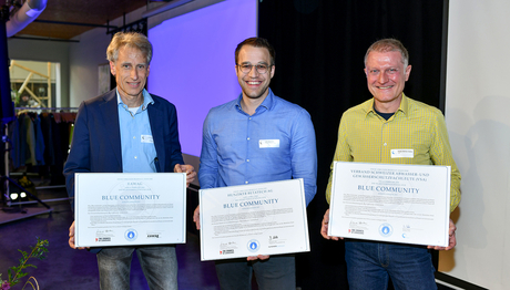 Christian Stamm (membro della direzione Eawag), Benjamin Lüthi (membro del consiglio di amministrazione di Hunziker Betatech AG HBT) e il direttore di VSA Stefan Hasler ricevono il certificato Blue Community (da sinistra, foto: VSA)