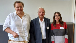 Die beiden Preisträgerinnen Julie Conrads (links) sowie Joana Santos (rechts) bei der Entgegennahme ihrer Auszeichnung während des Swiss Geoscience Meeting. In der Mitte Friedrich Jüttner, Präsident der Hydrobiologie-Limonolgie-Stiftung für Gewässerforschung (Foto: Natacha Tofield-Pasche).