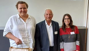 Die beiden Preisträgerinnen Julie Conrads (links) sowie Joana Santos (rechts) bei der Entgegennahme ihrer Auszeichnung während des Swiss Geoscience Meeting. In der Mitte Friedrich Jüttner, Präsident der Hydrobiologie-Limonolgie-Stiftung für Gewässerforschung (Foto: Natacha Tofield-Pasche).