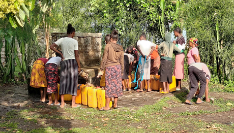 Persone a Dulecha Tibirako, Etiopia, che raccolgono l'acqua per il fabbisogno domestico (Foto: Anna Wettlauffer).