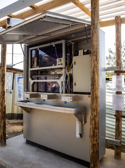 C´est grâce à l´engagement des scientifiques suisses que l´objectif «Eau propre et assainissement» est devenu un ODD à part entière. La photo montre la station de lavage des mains autonome Autarky, développée par l´Eawag, en train d´être testée en Afrique du Sud. (Photo: Autarky, Eawag)