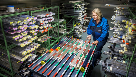 Nathalie Dubois holt Seesedimentkerne für weitere Analysen aus dem gekühlten Lager (Foto: Alessandro della Bella) .