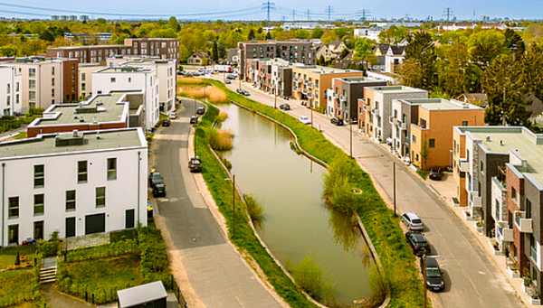 The Jenfelder Au residential area in Hamburg is the largest residential area in Europe that has been managing its wastewater in local small-scale cycles since 2017 (Photo: Ulrich Perrey / HAMBURG WASSER).