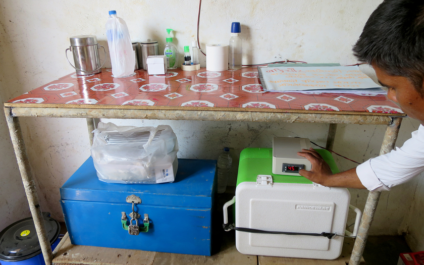 Mit Hilfe dieses Inkubators, der kostengünstig selbst gebaut werden kann, lässt sich die mikrobielle Trinkwasserqualität testen (Foto: Ariane Schertenleib).