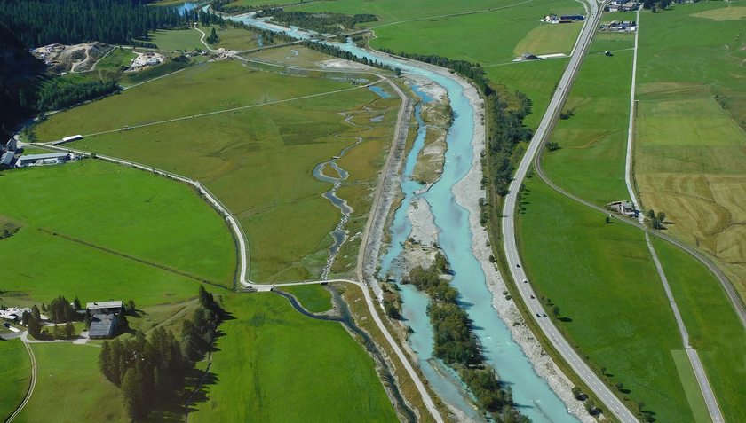 Einst wurden die Schweizer Bäche und Flüsse in enge Kanäle gepfercht. Mittlerweile versucht man, immer mehr Fluss- und Bachabschnitte zu befreien und naturnäher zu gestalten, wie hier den Inn bei Bever im Engadin (Foto: Christine Levy).