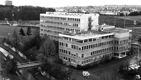 Founded in 1936, Eawag moved into the new buildings at Chriesbach Dübendorf in 1970, with the office building at the front and the laboratory building at the back. In the background the suburban railway under construction. (Photo: Eawag)