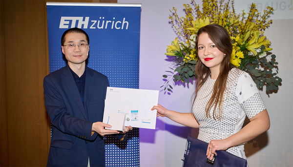 Lena Xue lors de la remise de la médaille de l'ETH à la cérémonie de master du D-BAUG à l'ETH Zurich (Photo : ETH Zurich, Monika Estermann) 