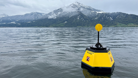 A questa boa è ancorato l’Aquascope nel lago di Zugo (Foto: Eawag).