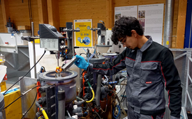 Test using optical sensors for determining the quantity of solid matter in black water samples. (Photo: Michael Vogel, Eawag)
