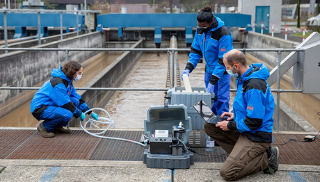 Probenahmen auf der ARA Werdhölzli, Zürich, wo das Abwasser von fast 400'000 Menschen zusammenkommt. (Foto: Eawag, Esther Michel) 