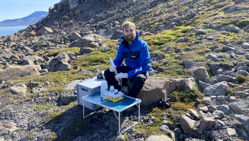 David Janssen prepares the water samples immediately after sampling for subsequent analyses (Foto: Christiane Leister).