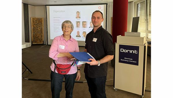 Mihai-Ovidiu Degeratu erhält Auszeichnung auf der Konferenz CHanalysis24 von Dr. Veronika R. Meyer (Foto: Jens Abery Jacobsen)