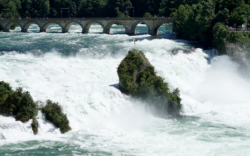 The waters plunge 23 metres into the Rhine Falls basin. (Photo: cc0)