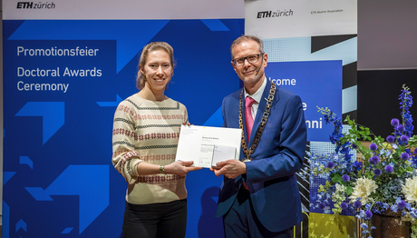 Elena Gimmi with ETH Rector Günther Dissertori (Photo: Alessandro della Bella).