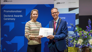 Elena Gimmi mit ETH Rektor Günther Dissertori (Foto: Alessandro della Bella).